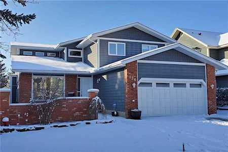 136 Strathbury Circle SW Calgary, AB T3H 1P9