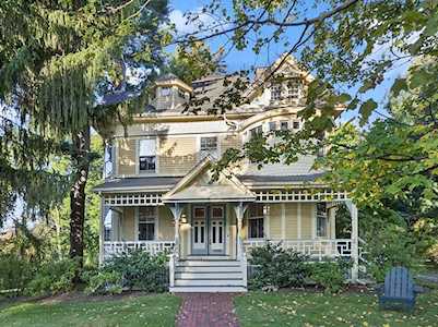 64 Putnam St Newton, MA 02465