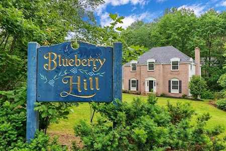 2 Blueberry Hill Ln North Andover, MA 01845