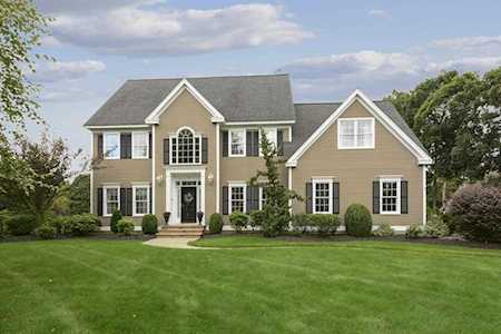1 Guinevere Cir Shrewsbury, MA 01545