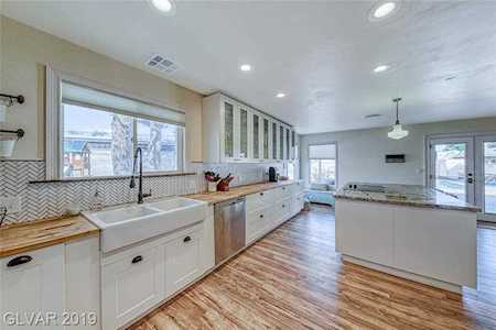 2735 Torrey Pines Dr Las Vegas, NV 89146