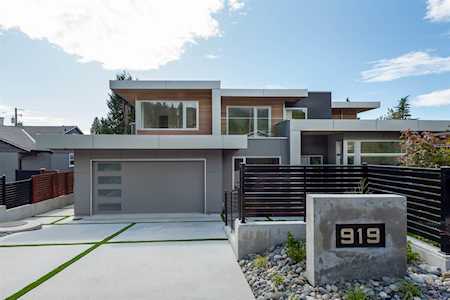 919 Leovista Avenue North Vancouver, BC V7R 1R1
