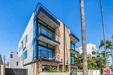 1217 1/2 N Mansfield Avenue Los Angeles, CA 90038