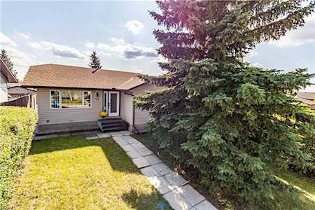 23 Sandstone Crescent SE Airdrie, AB T4B 1T5