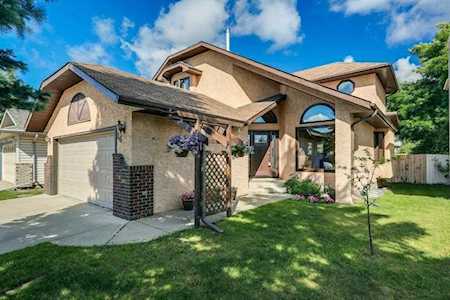 24 Sundown Close SE Calgary, AB T2X 2X3