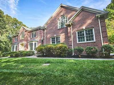 4 Chieftain Ln Natick, MA 01760