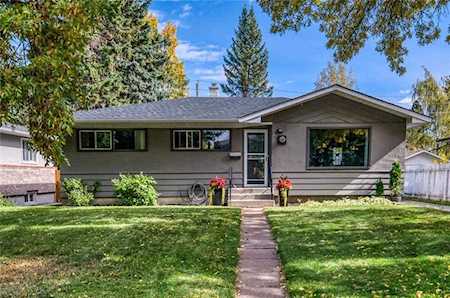 16 Hillgrove Drive SW Calgary, AB T2V 3L6