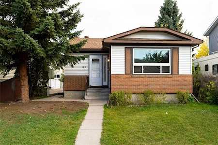 112 Castleglen Crescent NE Calgary, AB T3J 1N3