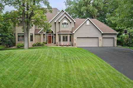 2204 Wildwood Court Burnsville, MN 55306