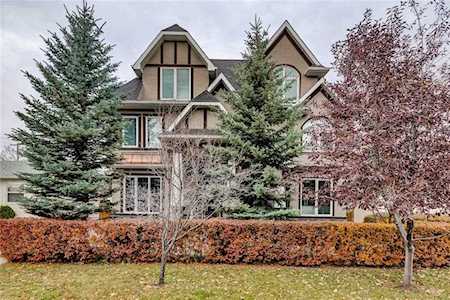521 34 Street NW #1 Calgary, AB T2N 2X8