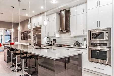 606 15 Street NW Calgary, AB T2N 2A9