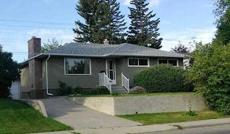 207 Capri Avenue NW Calgary, AB T2L 0H3