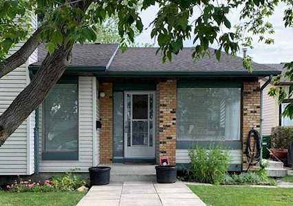 823 Ranchview Circle NW Calgary, AB T3G 1B2