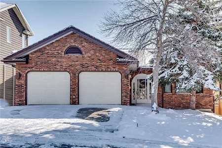 19 Stradbrooke Rise SW Calgary, AB T3H 1T8