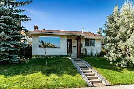 171 Woodside Circle SW Calgary, AB T2W 3K1