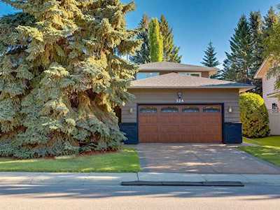 324 Oakside Circle SW Calgary, AB T2V 4K4