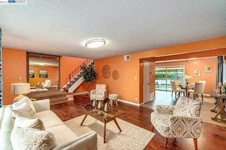 27752 Hummingbird Ct Hayward, CA 94545