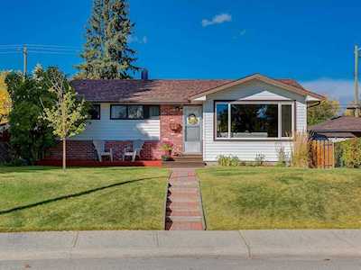 52 Granlea Place SW Calgary, AB T3E 4K2