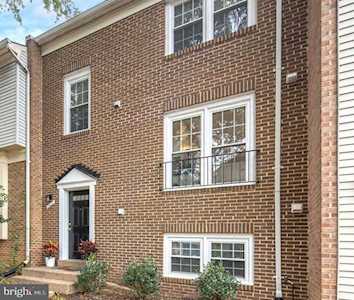 2822 Andiron Ln Vienna, VA 22180