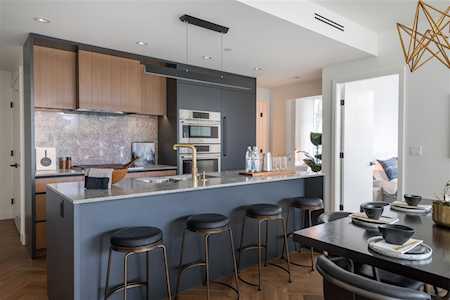 458 W 63rd Avenue #404 Vancouver, BC V5X 2J4