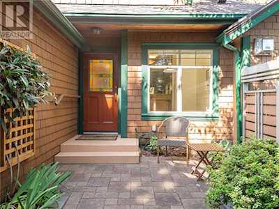 1-3860 Cadboro Bay Rd Victoria, BC V8N4G4