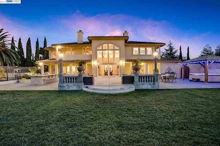 6465 Vineyard Estates Dr Hollister, CA 95023
