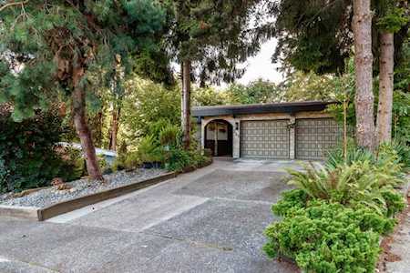 328 Gloucester Court Coquitlam, BC V3K 5S5