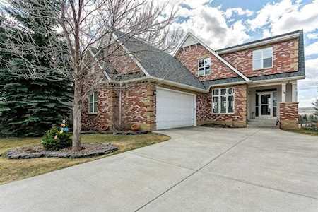 46 Discovery Ridge View SW Calgary, AB T3H 4P9