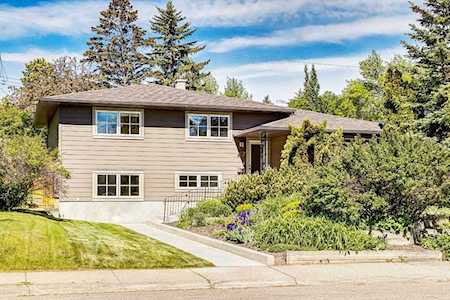 47 Woodlark Drive SW Calgary, AB T3C 3H5