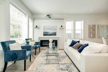 4386 Perry Street Vancouver, BC V5N 3X5