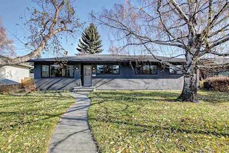 18 Meadowlark Crescent SW Calgary, AB T2V 1Z1