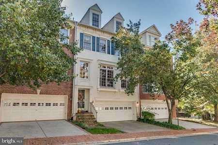 7449 Carriage Hills Dr Mclean, VA 22102
