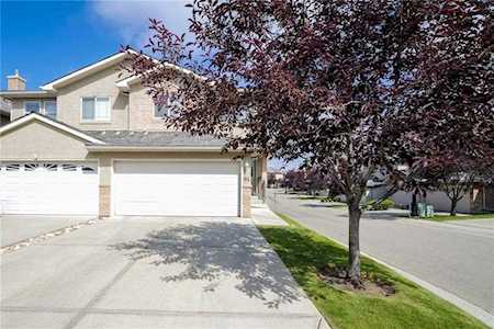94 Royal Crest Point(e) NW Calgary, AB T3G 5W5