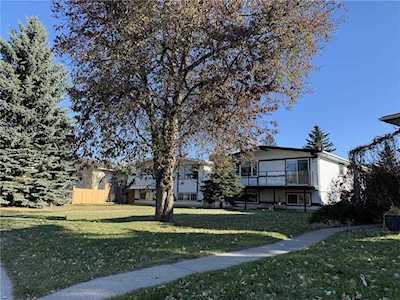 5828 Bowwater Crescent NW Calgary, AB T3B 2E2