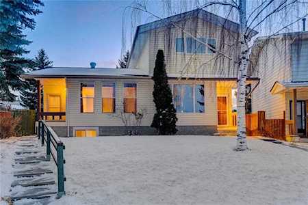23 Berkley Court NW Calgary, AB T3K 1B7