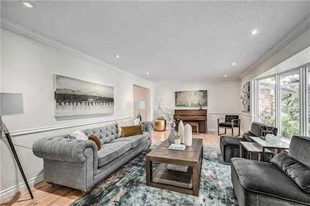524 Varsity Estates Bay NW Calgary, AB T3B 2W8