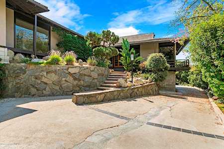 3118 E Villa Knolls Drive Pasadena, CA 91107