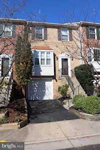 6740 Cardinal Woods Ct Lorton, VA 22079