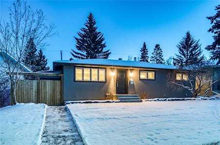 141 Wimbledon Crescent SW Calgary, AB T3C 3J2