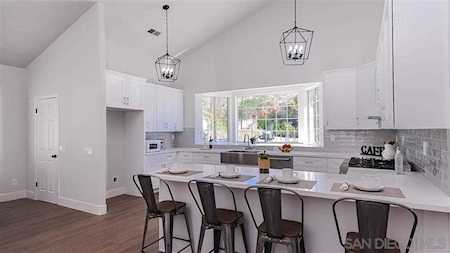 535 Valley Dr Vista, CA 92084