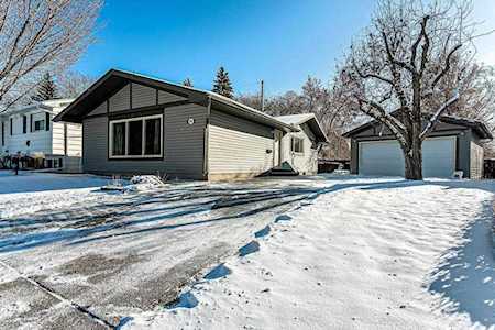 196 Maple Court Crescent SE Calgary, AB T2J 1W1