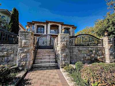3469 Kalyk Avenue Burnaby, BC V5G 3B1
