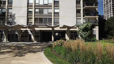 1360 N Sandburg Terrace #2101 Chicago, IL 60610