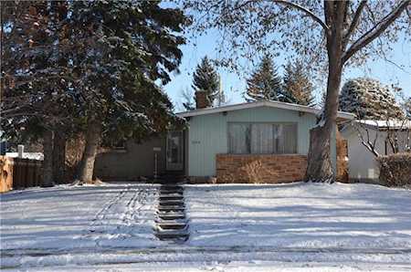 6308 Lacombe Way SW Calgary, AB T3E 5T3