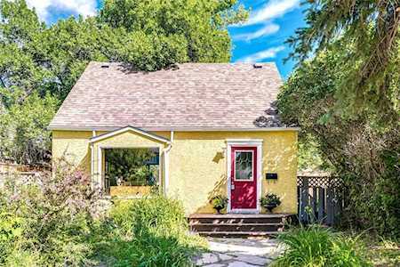 2322 5 Avenue NW Calgary, AB T2N 0S9