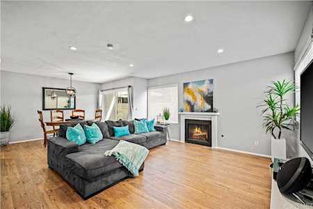 22105 Burbank Boulevard #4 Woodland Hills, CA 91367