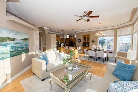113 Simcrest Heights SW Calgary, AB T3H 4K1