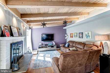 9846 Singleton Dr Bethesda, MD 20817
