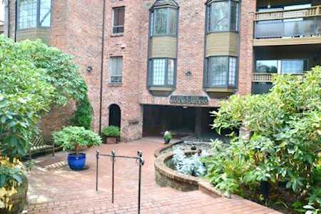 2320 W 40th Avenue #216 Vancouver, BC V6M 4H6