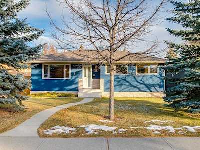 14 Wimbledon Crescent SW Calgary, AB T3C 3H7